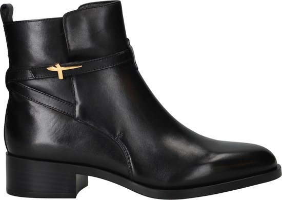 Bottillon Tamaris noir en cuir avec boucle dorée et bride.