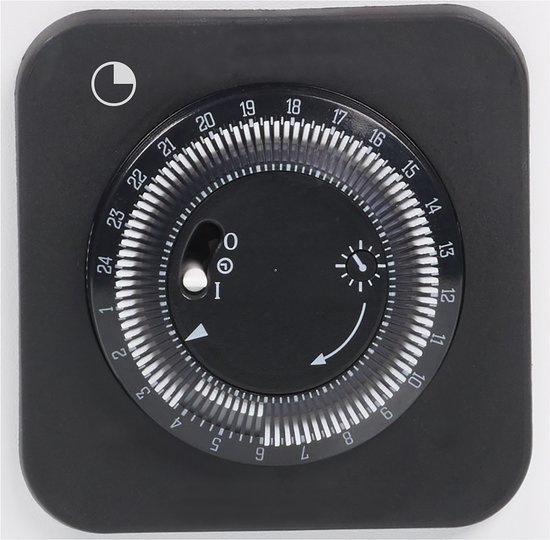 Close-up van de zwarte draaiknop timerfunctie op een witte Tristar convector kachel met cijfers 1 tot 24.