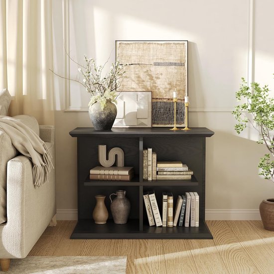 Zwarte consoletafel met vier open vakken, versierd met vazen, boeken en kandelaars.