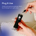 Vrouw verbindt de stekker van de LifeWise eeltverwijderaar met de netstroomadapter. "Plug & Use".