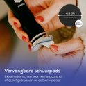 Vrouw wisselt een rond, zwart schuurpad van 4,5 cm van de LifeWise eeltverwijderaar. "Vervangbare schuurpads."