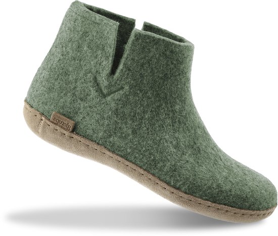 Mosgroene wollen Glerups slof met beige leren zool, schuin van de zijkant gezien.
