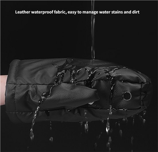 Zwarte, leren, waterdichte handmof waar water afdruipt, met een witte binnenvoering.