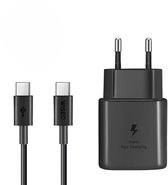 Zwarte "Super Fast Charging" adapter en een USB-C naar USB-C kabel.