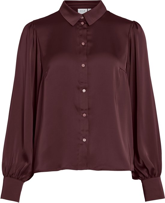 Bordeauxrode satijnen blouse met lange pofmouwen, kraag en knoopsluiting.