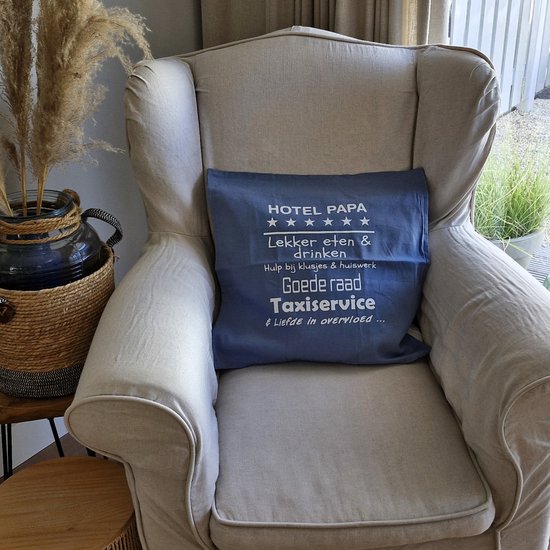 Kussen Kussenhoes met tekst bedrukt cadeau tekstbord plekje | hotel papa | blauw | 50x50 cm | vaderdag verjaardag opa man woonkamer luxe zacht