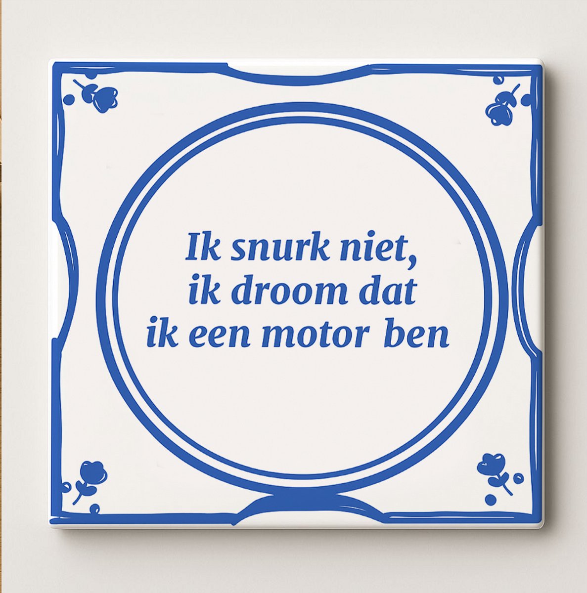 Grappige Tegel “Ik Snurk Niet, Ik Droom Dat Ik Een Motor Ben” 15x15 cm – Humoristische Blauwe Delfts-Stijl Keramische Wandtegel voor Slaapkamer of Cadeau