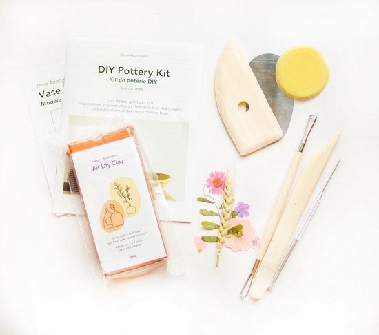 Mora Approved – Pottery Starter Kit – Luchtdrogende Klei – Inclusief Gereedschap & Gedroogde Bloemen – Voor 2 Projecten