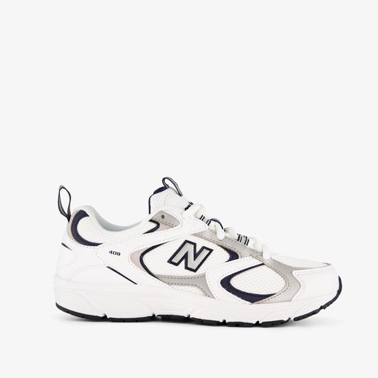 Zijaanzicht van de witte New Balance 408 sneaker met marineblauwe en grijze accenten.