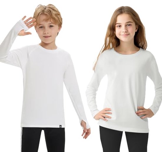 Jongen en meisje dragen witte thermoshirts met lange mouwen en duimgaten, gecombineerd met een zwarte legging.