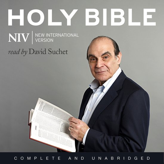 Man in pak met de Heilige Bijbel NIV, voorgelezen door David Suchet.