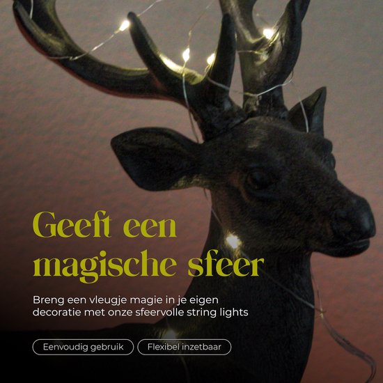 Een donkerbruin rendierdecoratie met warm witte lichtsnoeren om de kop en gewei.