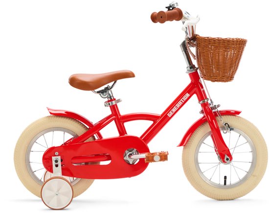 Rode kinderfiets met bruine zadel, handvatten, mand en witte banden. Met zijwieltjes.