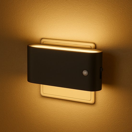 Zwarte wandlamp met een gebogen bovenkant, die warm licht uitstraalt naar boven en beneden. Geeft sfeer en verlichting.