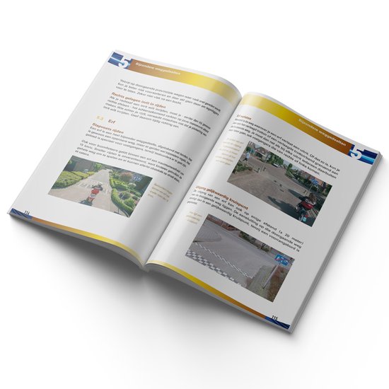 Open theorieboek met pagina's vol tekst en afbeeldingen van verkeerssituaties, waaronder een kruispunt en een fietspad.