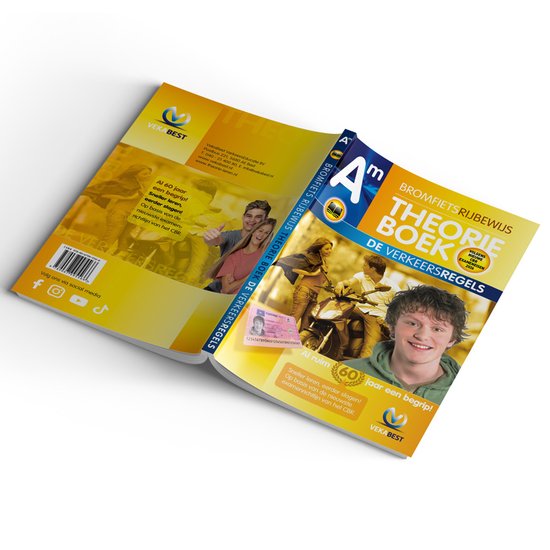 Bromfiets theorieboek met dekkende gele kaft. Voorin een model met gele jas. Achterin een gele kaft met twee glimlachende jongeren.