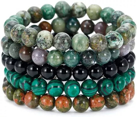 Pile de cinq bracelets avec des perles en pierre naturelle dans des tons verts, violets, noirs et oranges.