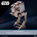 Houten AT-ST Walker model uit Star Wars, staand op een achtergrond van de aarde en ruimte.