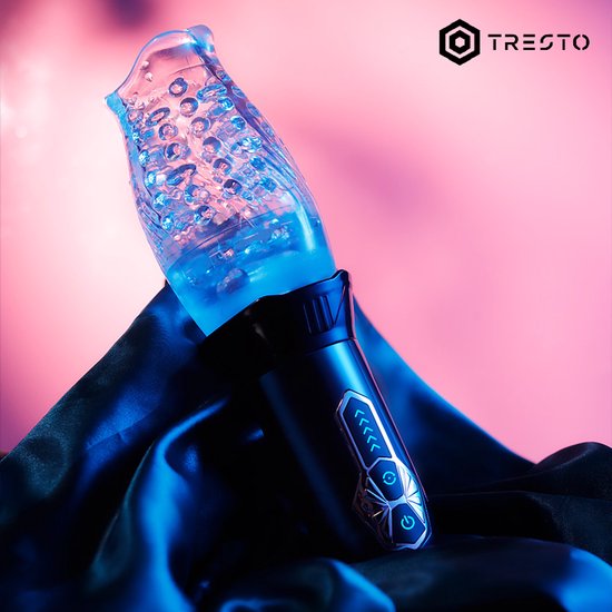 TRESTO masturbator met blauw licht in de getextureerde, transparante schacht, gepresenteerd op donkere zijde.