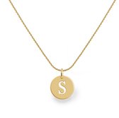Gouden ketting met een rond medaillon met de uitgesneden letter S.