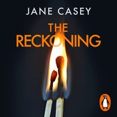 Boek "The Reckoning" van Jane Casey met een brandende lucifer op een donkere achtergrond.