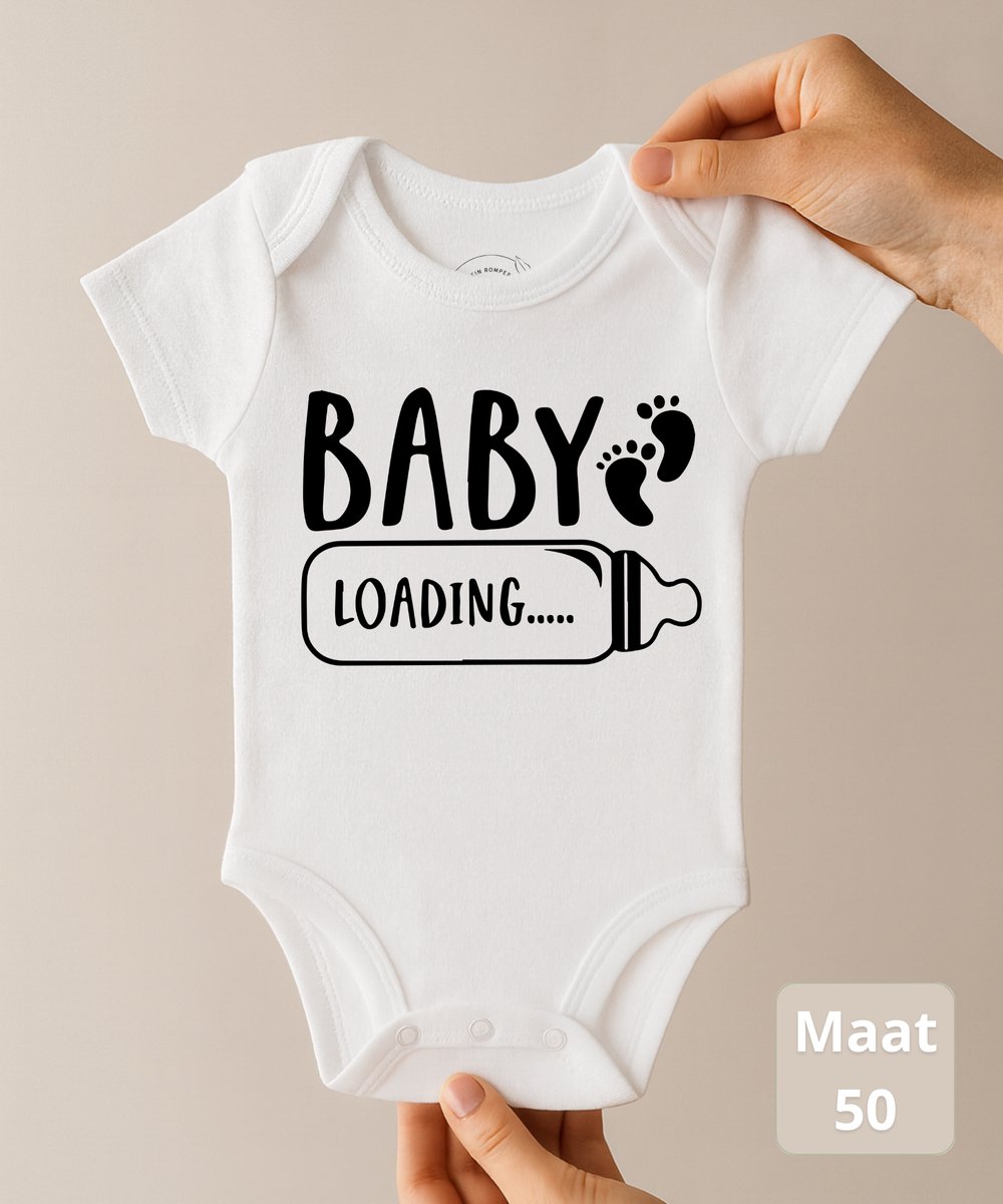 Ohana Advent® Baby Loading… – Baby Romper met tekst – Newborn Maat 50 – 0-1 Maand – Originele Zwangerschapsaankondiging & Kraamcadeau – 100% Katoen – 260gsm Premium katoen