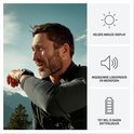 Man met grijze smartwatch op bergwandeling. Iconen tonen helder display, ingebouwde luidspreker/microfoon, tot 15 dagen batterijduur.