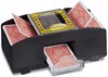 Zwarte kaartenschudmachine met speelkaarten. "AUTOMATIC" en "CARD SHUFLER" zichtbaar. Rode kaarten met patroon.