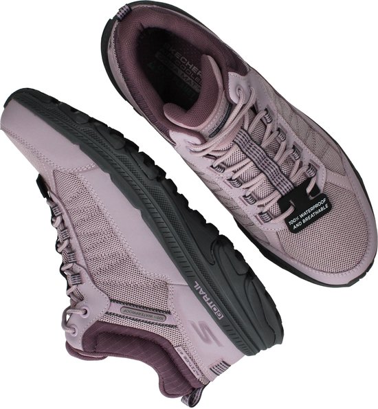 Paar paarse Skechers Go Run Trail Altitude 2.0 wandelschoenen, met veters en '100% Waterproof and Breathable' label.