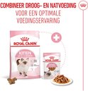 Een zak Royal Canin Kitten droogvoer en een zakje natvoer worden naast elkaar getoond. Een plus-icoon suggereert combinatie van droog- en natvoeding.