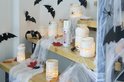 Halloween decoratie met edding spuitverf crèmewit mat, spinnen, vleermuizen en pompoenbladeren.