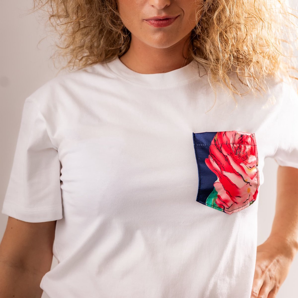 Kimomi Dames T-shirt Santorini – Wit T-shirt met Kimono Detail – 100% katoen - Maat XL - Roze-Oranje Bloemenprint