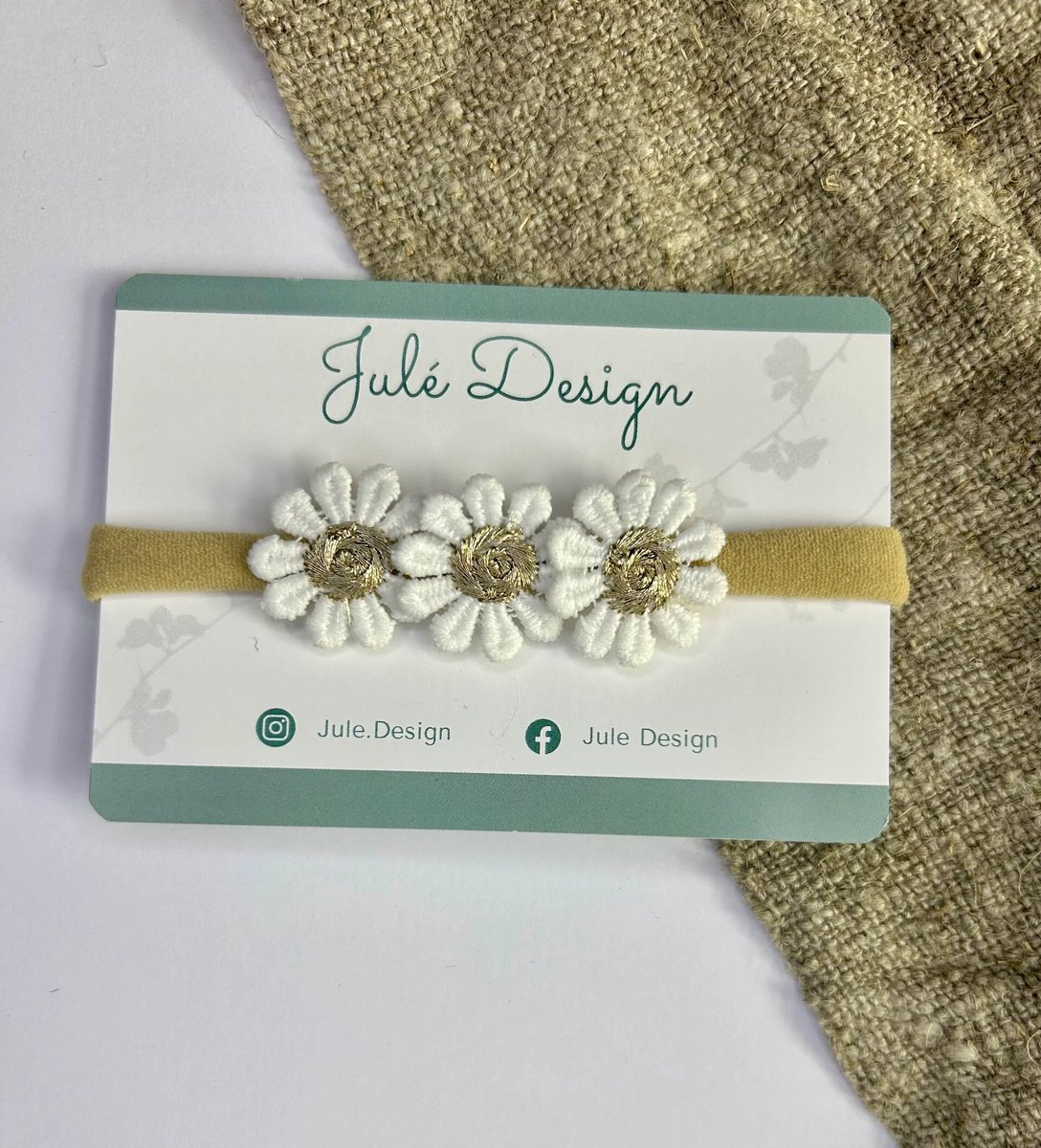 Julé Design haarbandje Dana bloem wit / goud