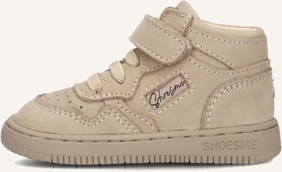 Detail van een taupe suède mid-top sneaker met klittenbandsluiting en veters. SHOESME logo op de zool.