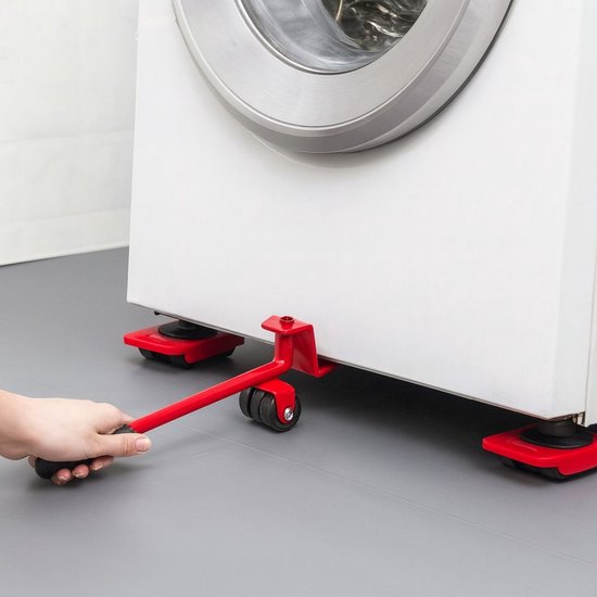 Rode meubelrollers en hefstang onder een witte wasmachine, met een hand die de hefstang vasthoudt.