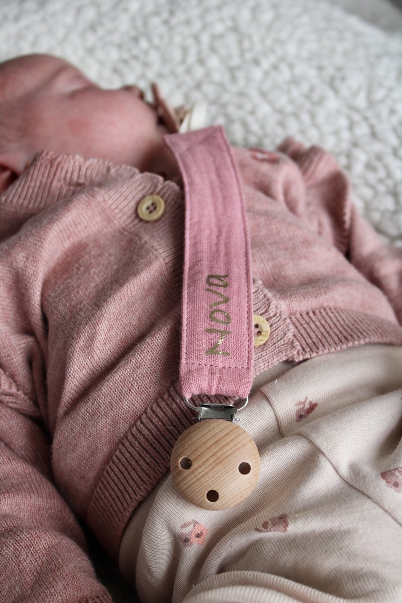 Speenkoord met naam - katoen - roze - houten knop - speenketting met naam - baby - mommy musthaves - gepersonaliseerd kraamcadeau - stof - jongen - meisje - fopspeen - accessoires baby - katoen - Roze - ZIE BESCHRIJVING VOOR HET DOORGEVEN VAN DE NAAM