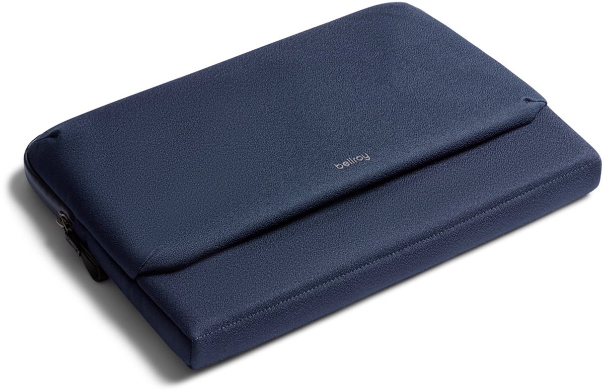 Bellroy Caddy Sleeve MacBook Pro/Air/Neo 13/14 – 255 × 330 × 25 mm Afmetingen – Beschikbaar in Vier Kleuren – Gemaakt van 90% Gerecycled Polyester - Blauw