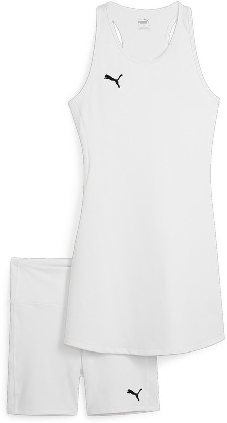 Witte PUMA sportjurk met zwarte opdruk, gecombineerd met een witte sportbroek.