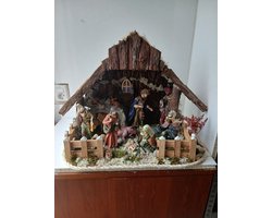 Kerststal prachtige grote kerststal met 14 figuren en 40 ledlichtjes en handgemaakt dus uniek 47 x 62 x 33cm