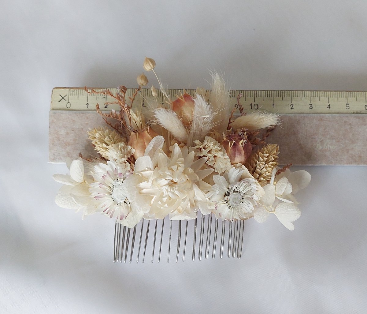 Modern en romantische bruidshaarkam, boho haaraccessoire met gedroogde en gestabiliseerde natuurlijke bloemen, voor boho bruiloft en feestelijke gelegenheid/ bruidsspeld