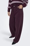 Model met paarse wijde broek met trekkoord en strik. Draagt een gestreepte trui.