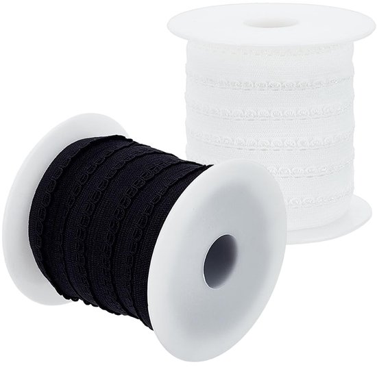 Twee rollen elastisch lint, één zwart en één wit, met decoratieve picot randen.
