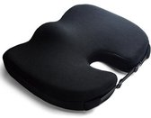 Zwart ergonomisch zitkussen met een uitsparing aan de voorkant en een band aan de achterkant.