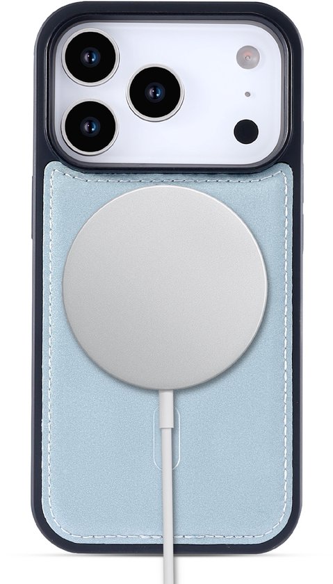 Lichtblauwe telefoonhoes met zwarte rand, camera-uitsparing en een ronde MagSafe-oplader bevestigd.