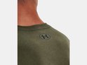 Close-up van het donkergroene Under Armour sportshirt met zwart logo op de schouder.