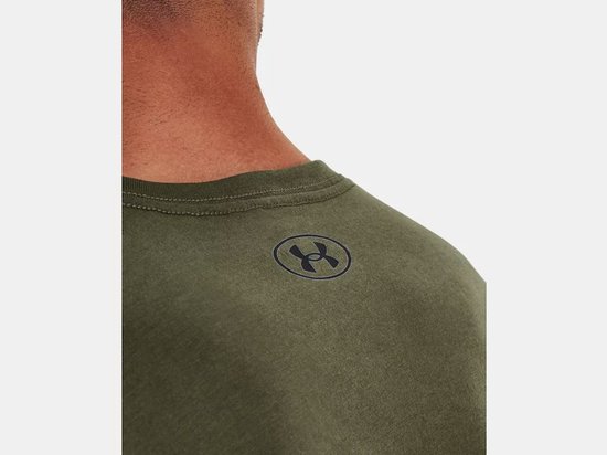 Close-up van het donkergroene Under Armour sportshirt met zwart logo op de schouder.
