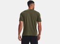Achterkant van een man in donkergroen Under Armour sportshirt met zwart logo op de nek.