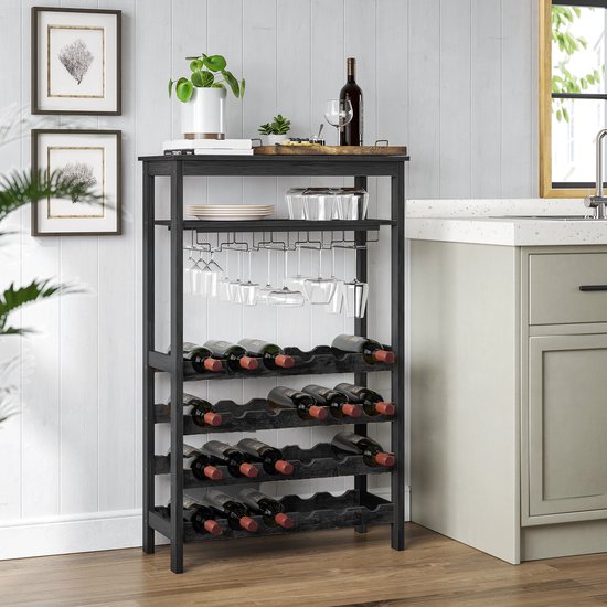 Zwart houten wijnrek met glazen en flessen, in een keuken.