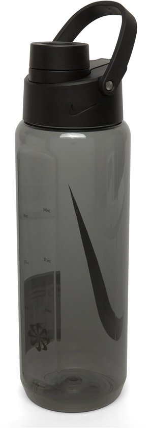 Grijze Nike bidon met zwarte dop en grote swoosh. Capaciteitsmarkeringen in ml aan de zijkant.