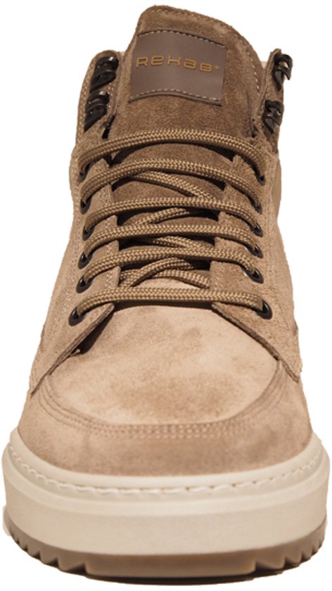 Vooraanzicht van een taupe suède hoge schoen met veters en een witte zool.